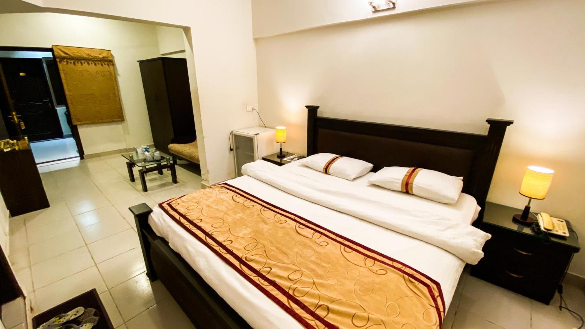 Royal Inn Hotel Karaczi Zewnętrze zdjęcie