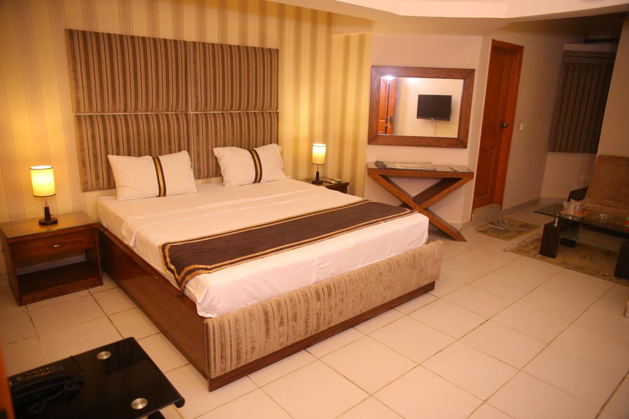 Royal Inn Hotel Karaczi Zewnętrze zdjęcie