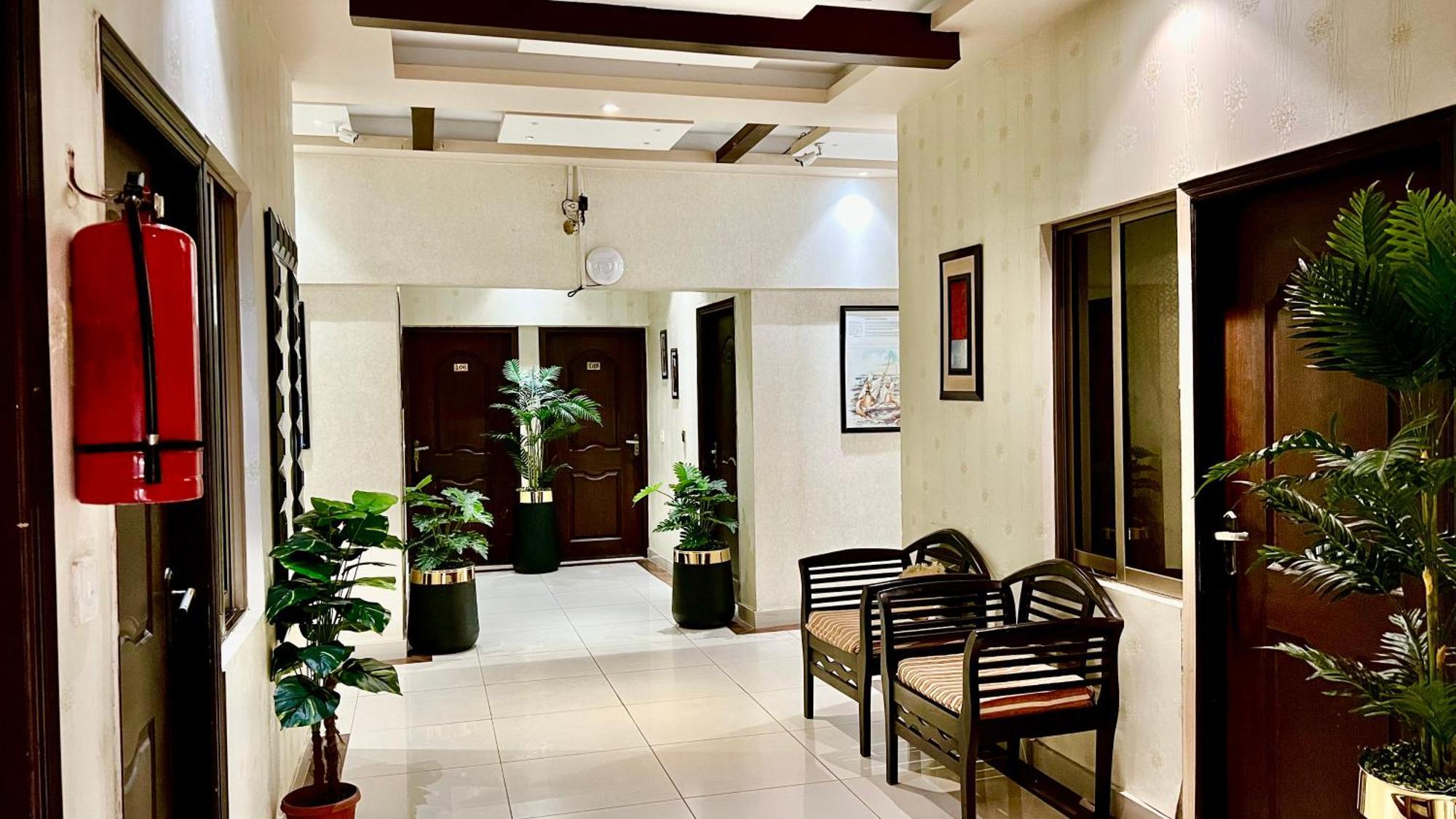 Royal Inn Hotel Karaczi Zewnętrze zdjęcie