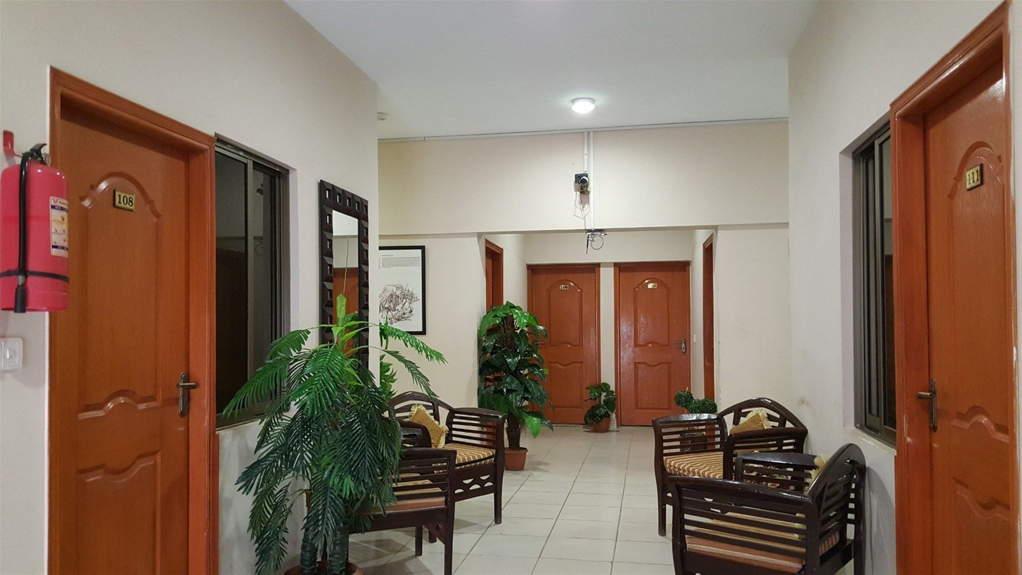Royal Inn Hotel Karaczi Zewnętrze zdjęcie