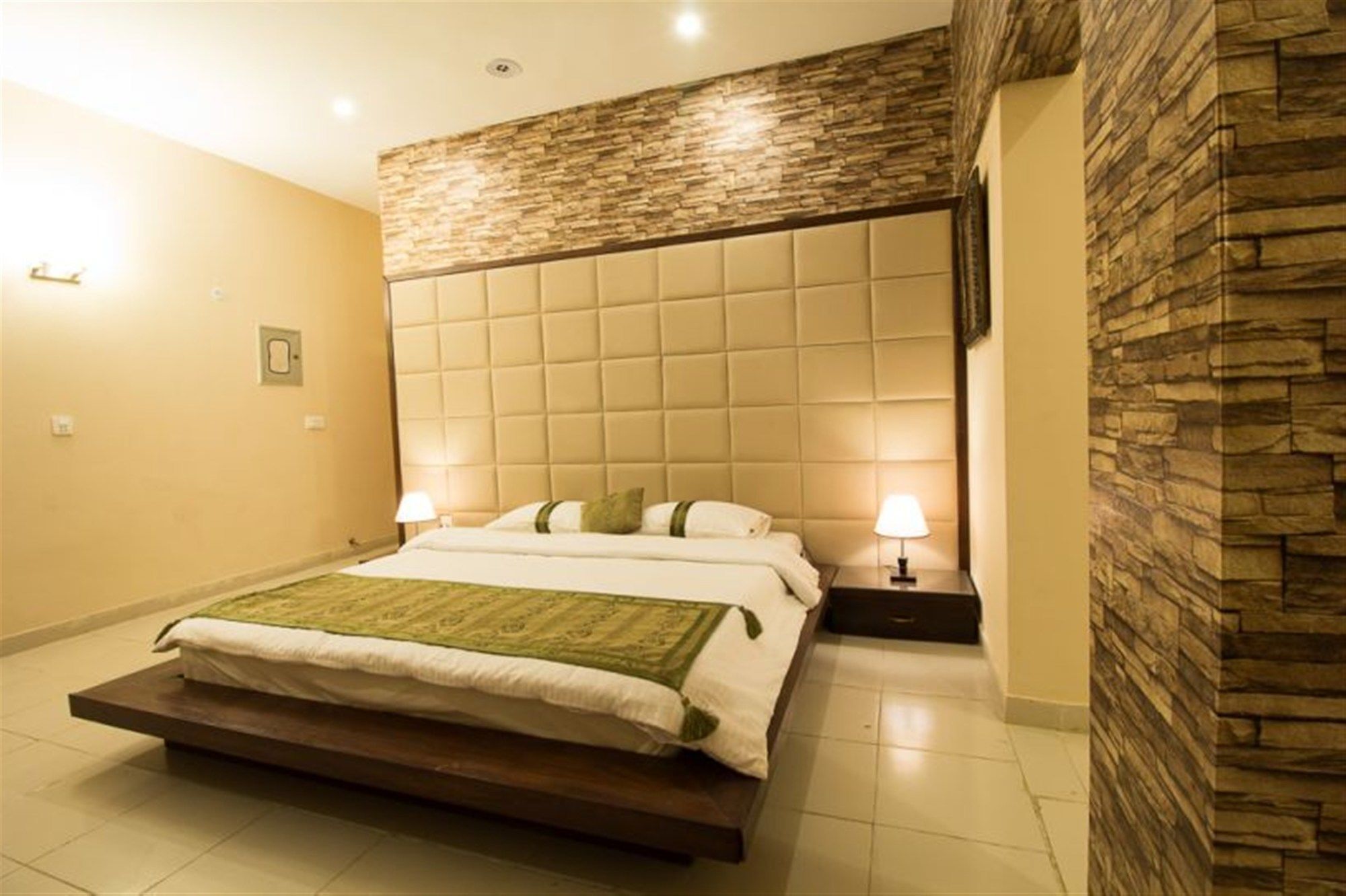 Royal Inn Hotel Karaczi Zewnętrze zdjęcie