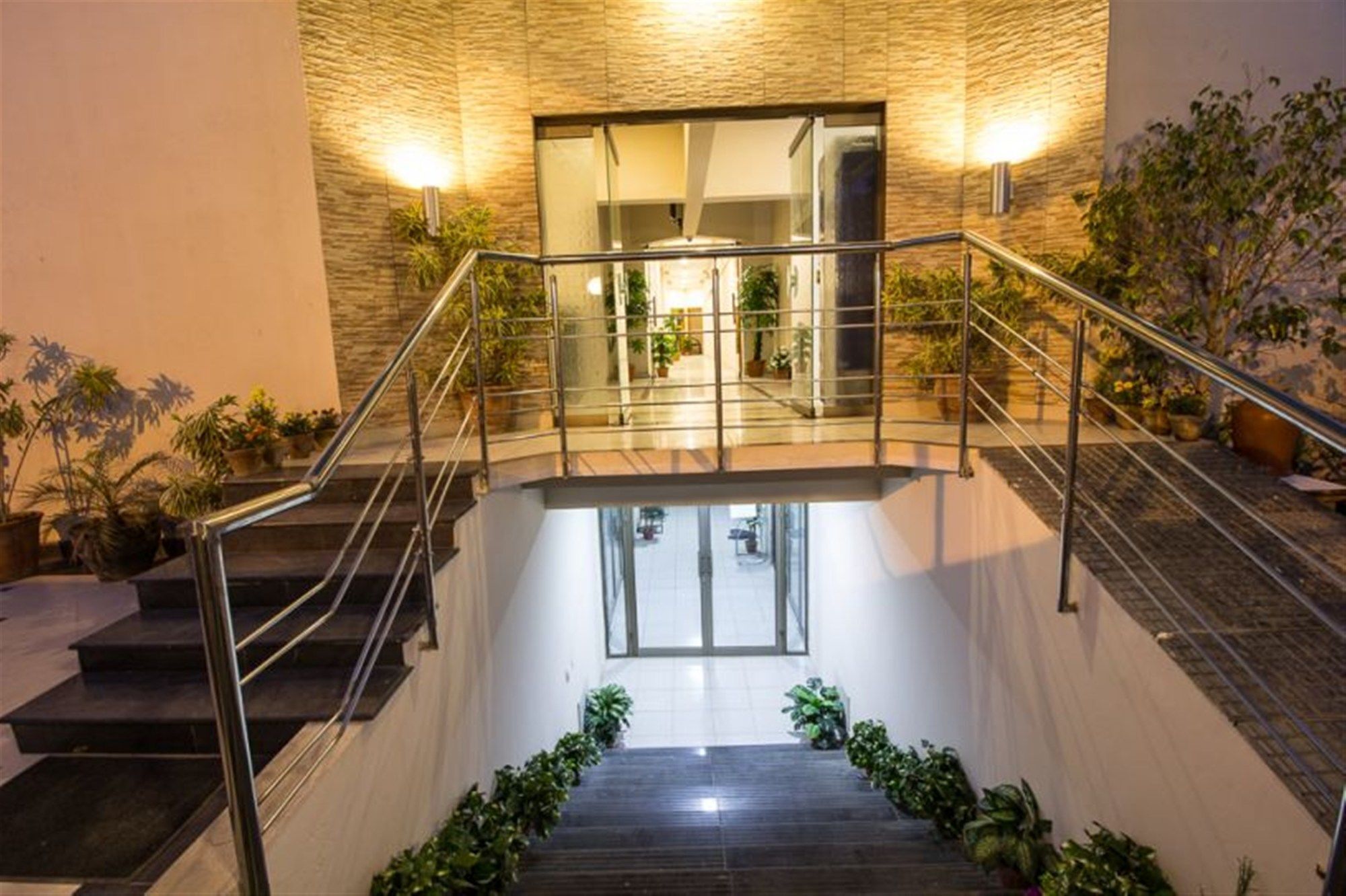 Royal Inn Hotel Karaczi Zewnętrze zdjęcie