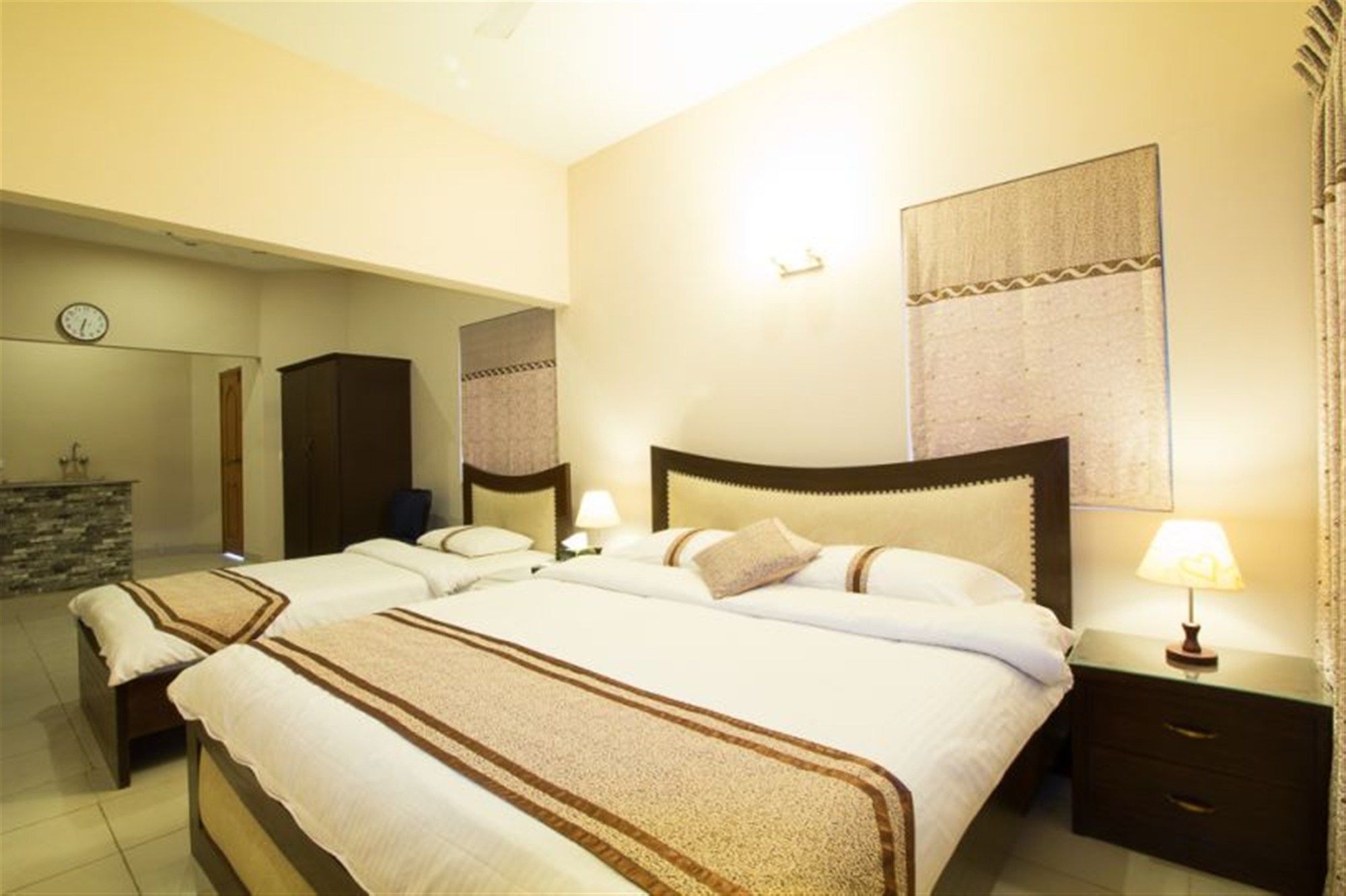 Royal Inn Hotel Karaczi Zewnętrze zdjęcie