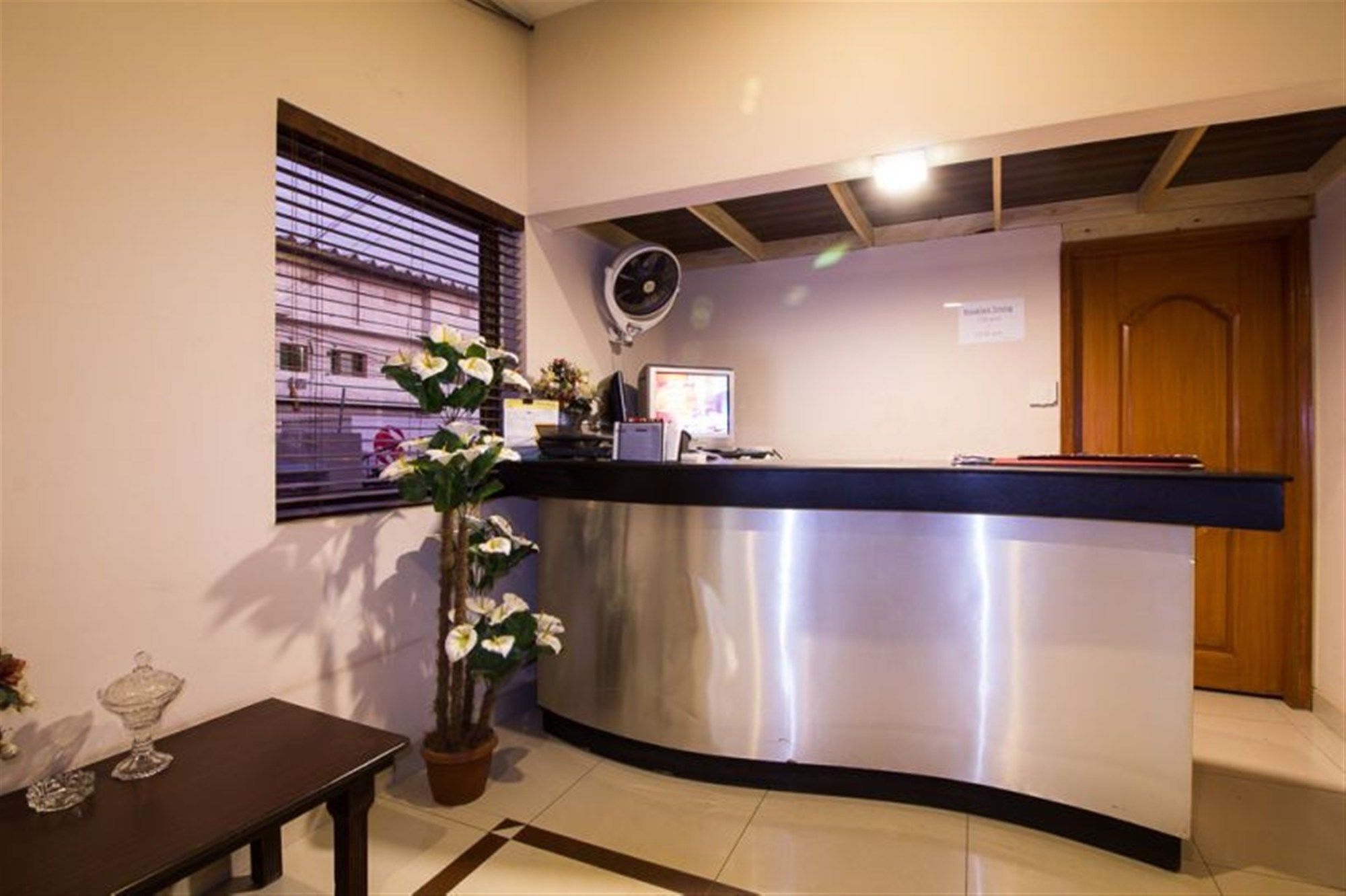 Royal Inn Hotel Karaczi Zewnętrze zdjęcie
