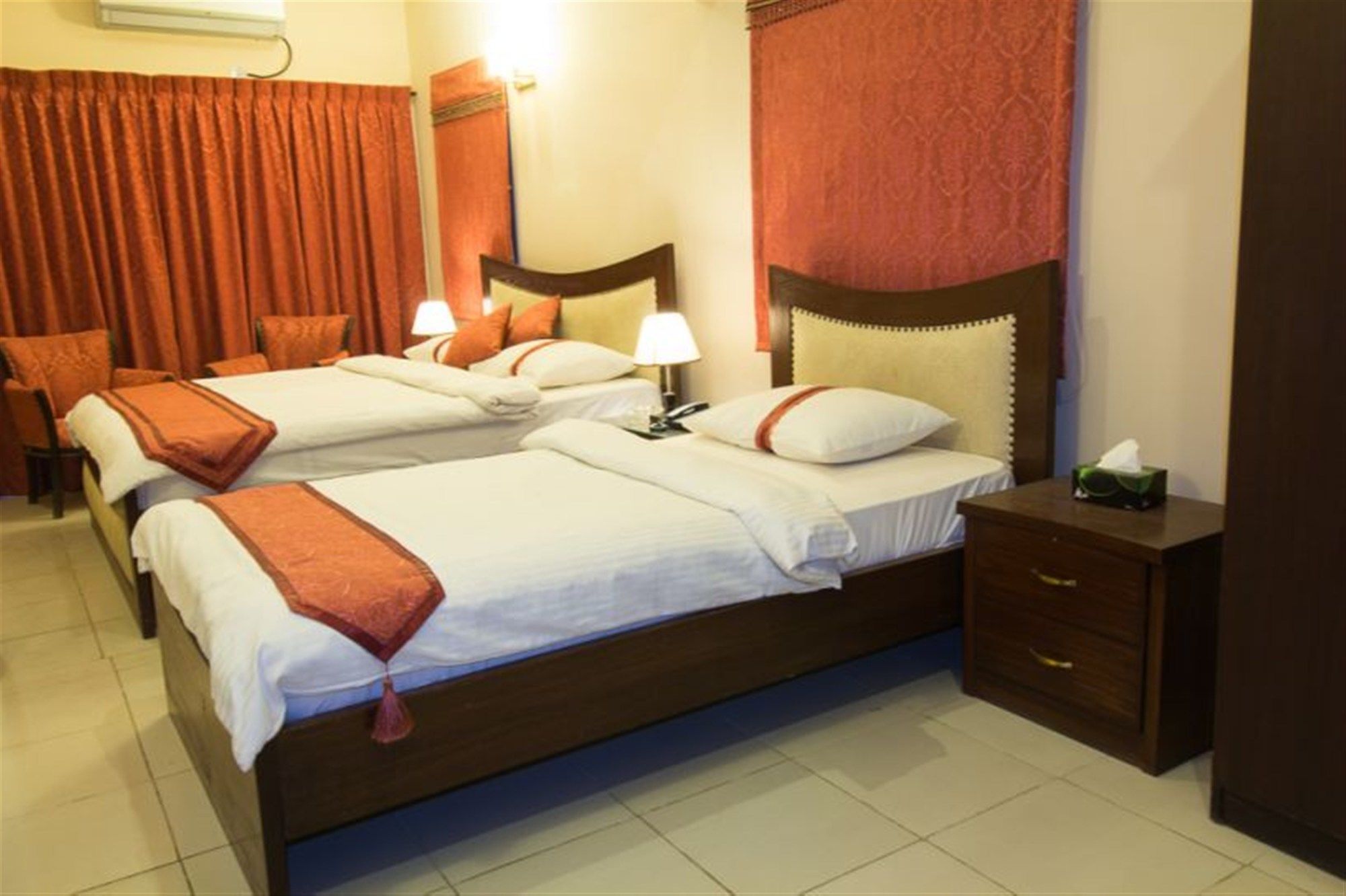 Royal Inn Hotel Karaczi Zewnętrze zdjęcie