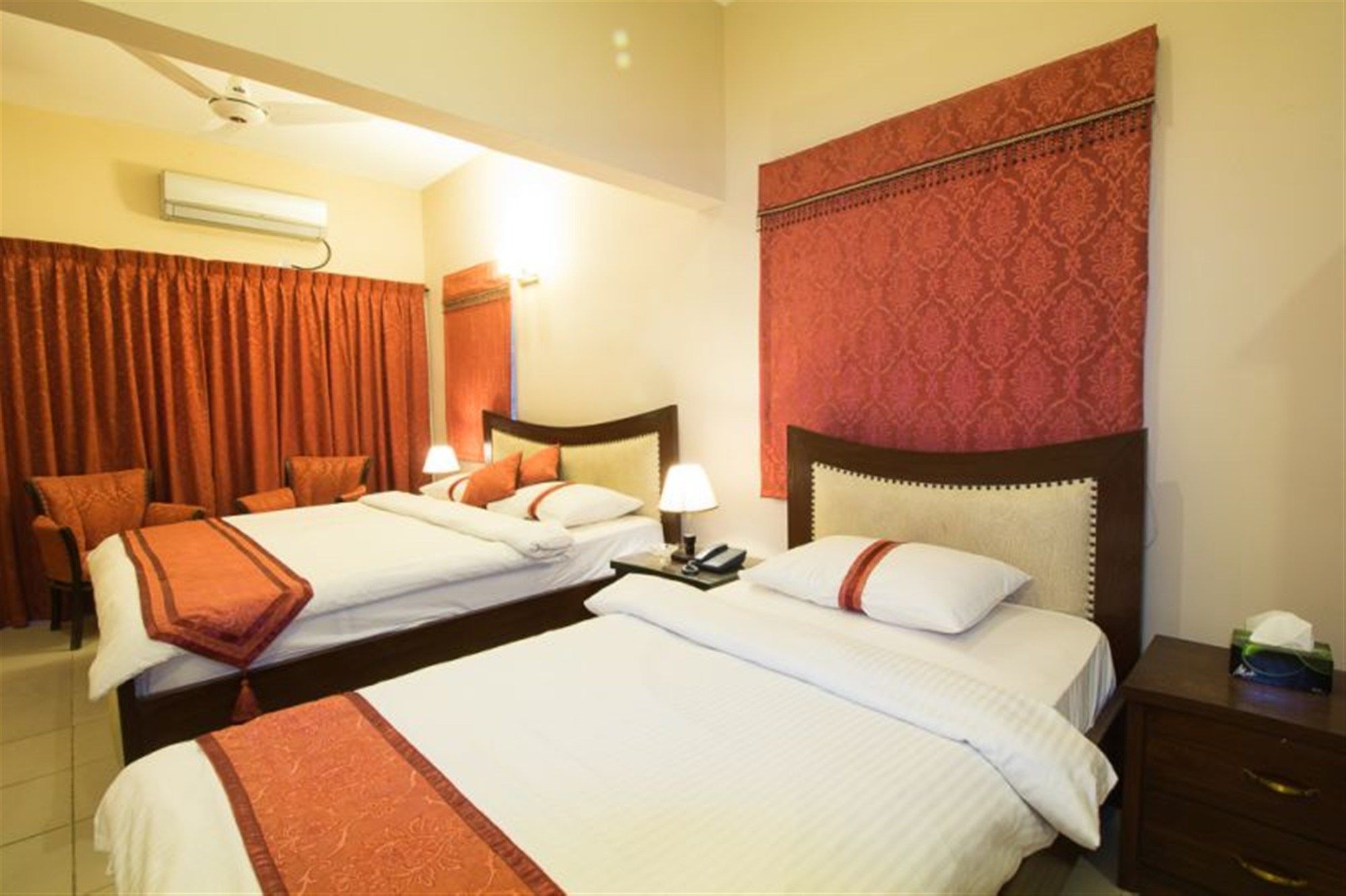Royal Inn Hotel Karaczi Zewnętrze zdjęcie