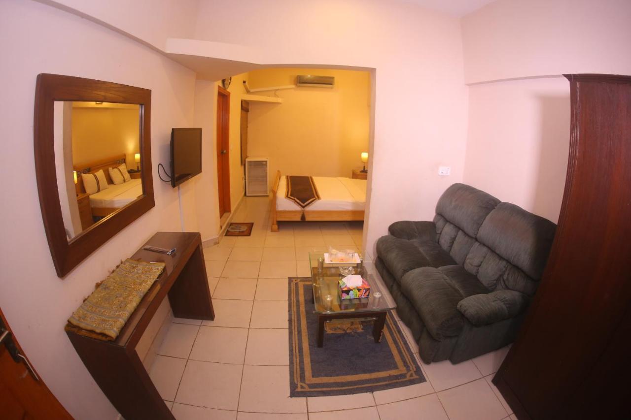 Royal Inn Hotel Karaczi Zewnętrze zdjęcie