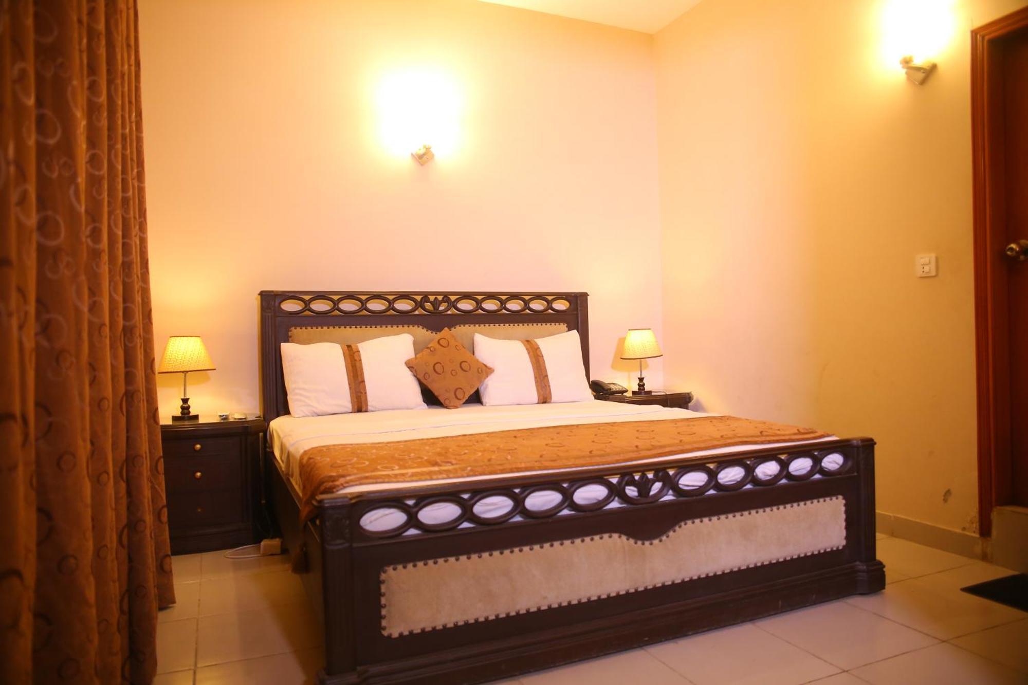 Royal Inn Hotel Karaczi Zewnętrze zdjęcie
